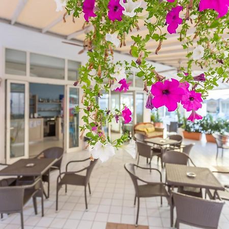 Hotel Valparaiso Римини Екстериор снимка