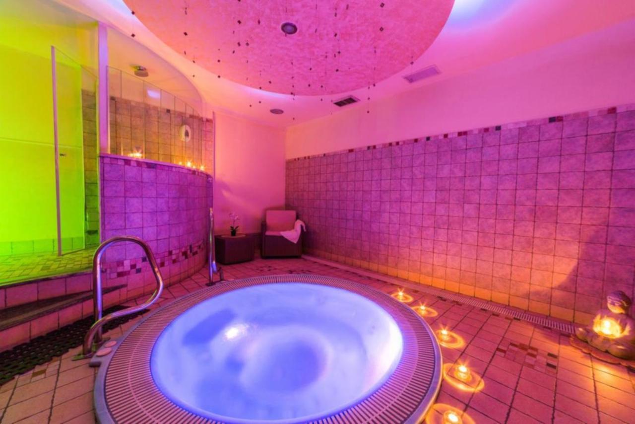 Hotel Valparaiso Римини Екстериор снимка