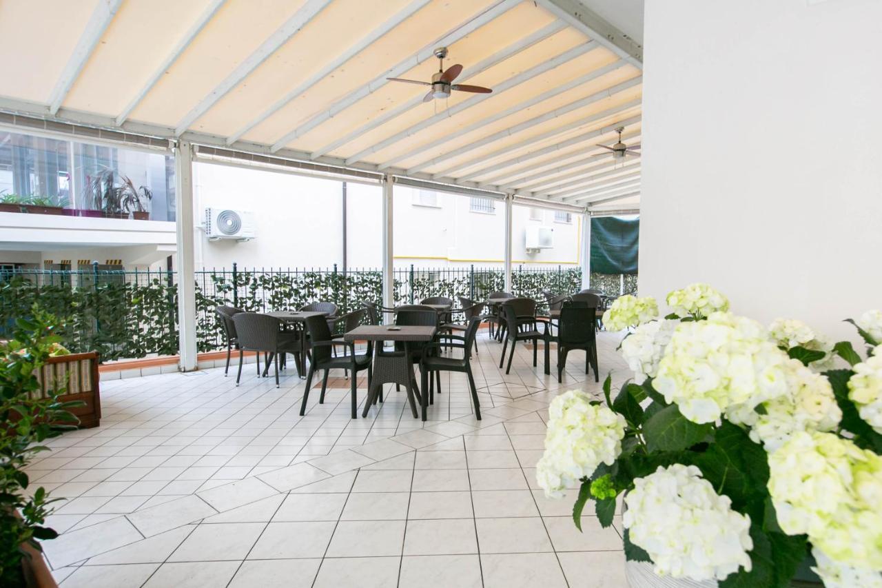 Hotel Valparaiso Римини Екстериор снимка
