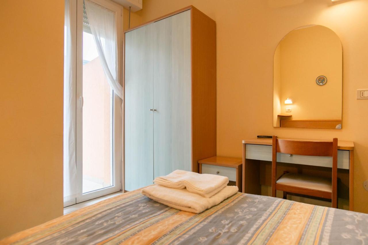 Hotel Valparaiso Римини Екстериор снимка
