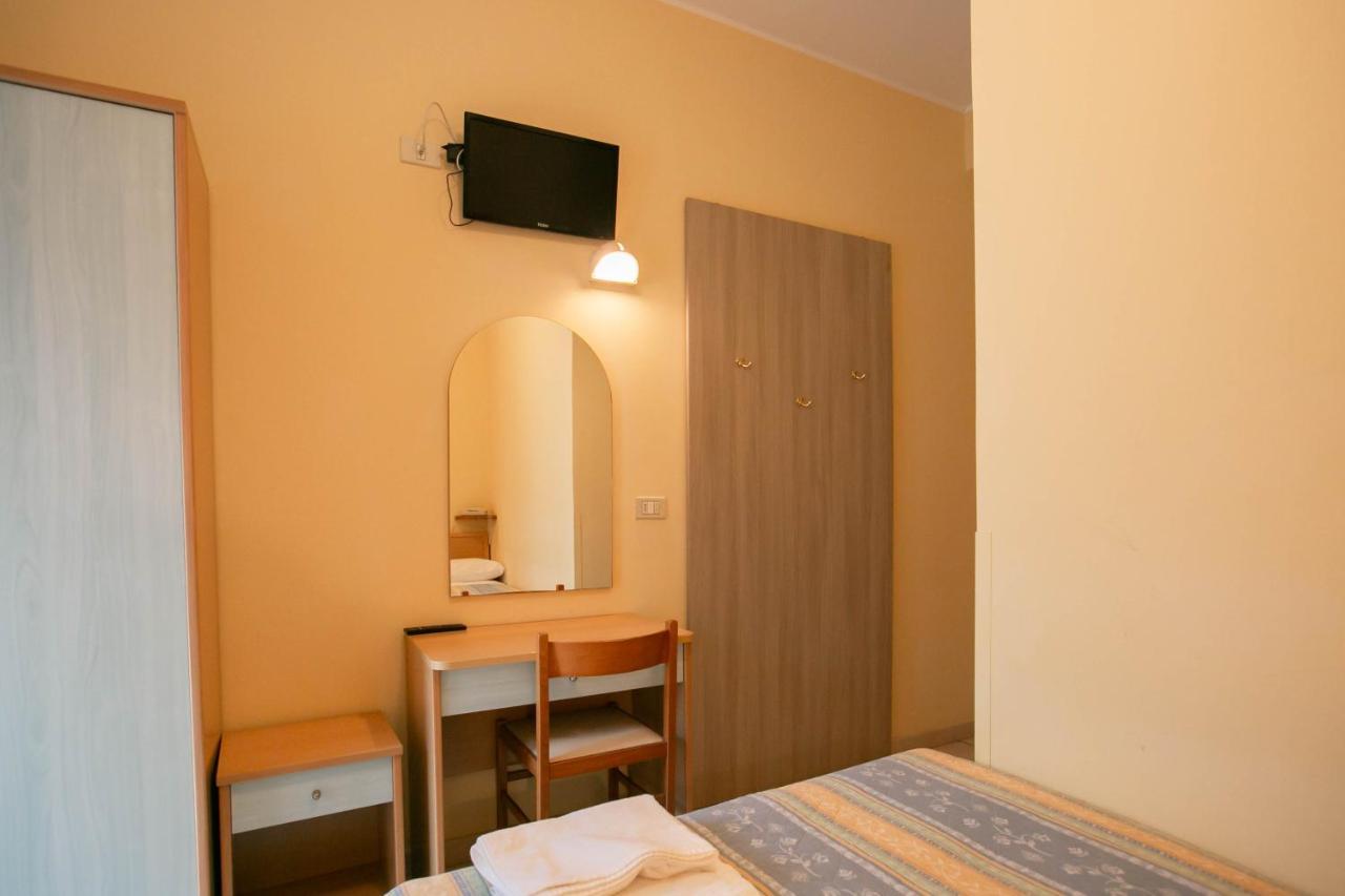 Hotel Valparaiso Римини Екстериор снимка