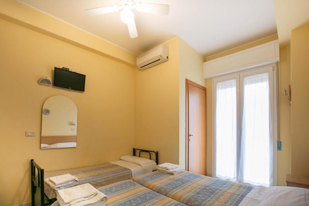 Hotel Valparaiso Римини Екстериор снимка