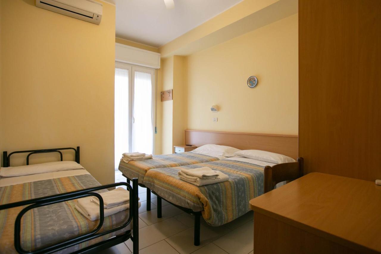 Hotel Valparaiso Римини Екстериор снимка