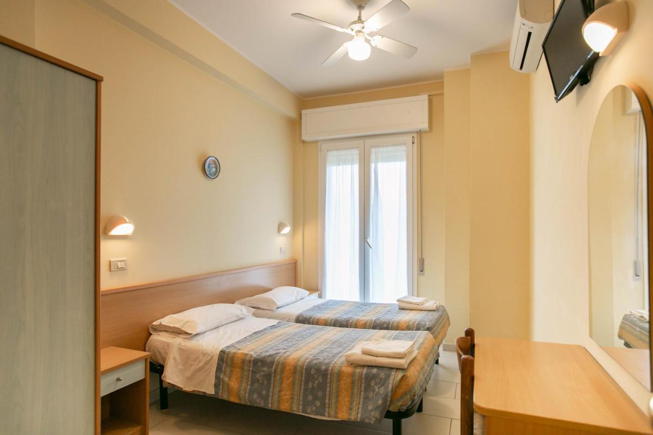 Hotel Valparaiso Римини Екстериор снимка