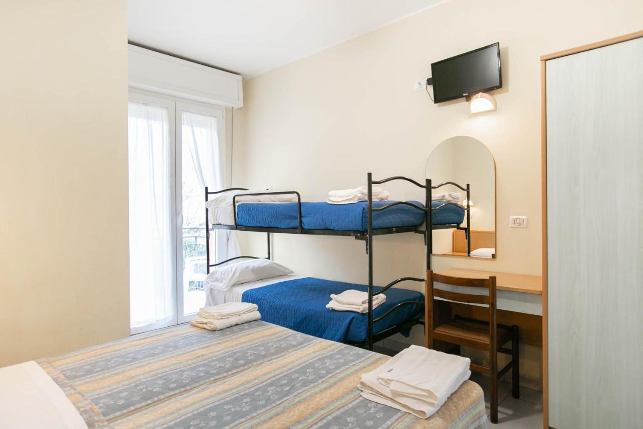 Hotel Valparaiso Римини Екстериор снимка