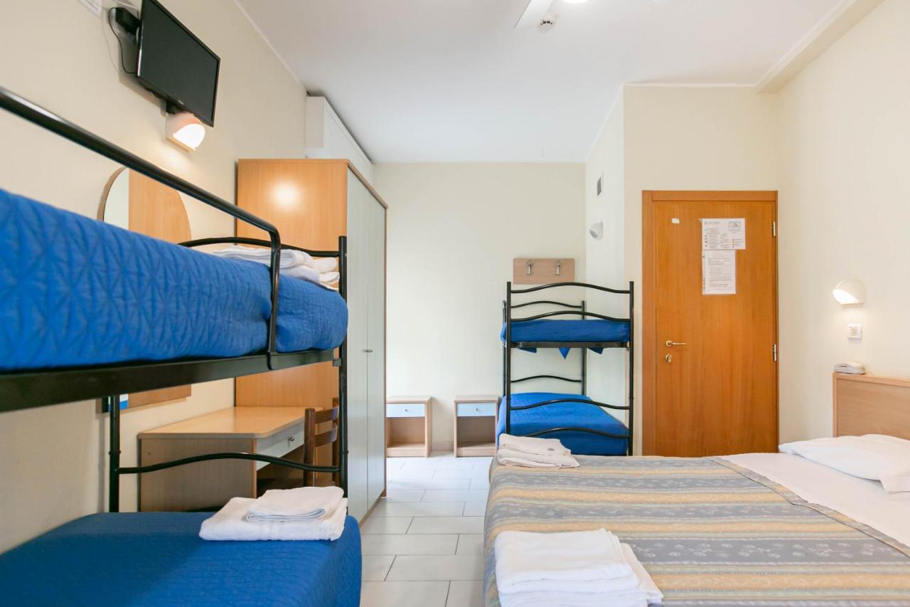 Hotel Valparaiso Римини Екстериор снимка