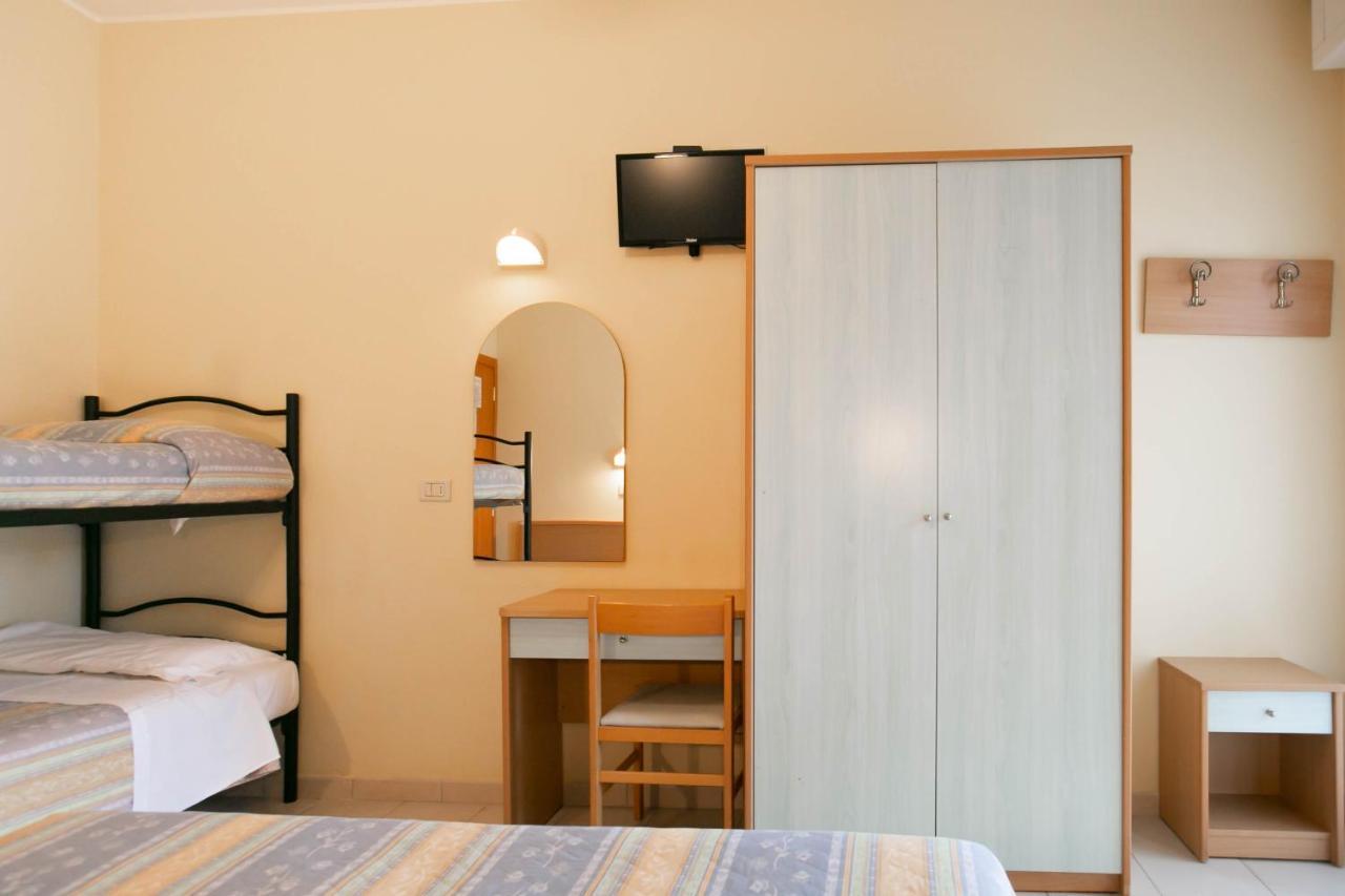 Hotel Valparaiso Римини Екстериор снимка