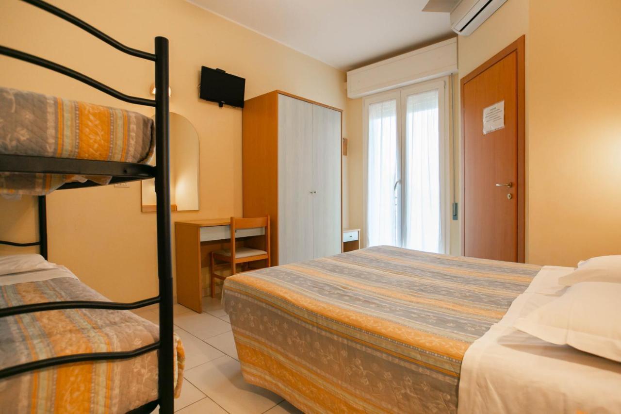 Hotel Valparaiso Римини Екстериор снимка