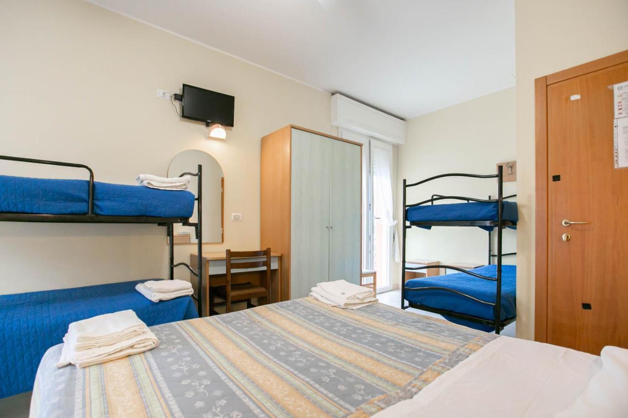 Hotel Valparaiso Римини Екстериор снимка