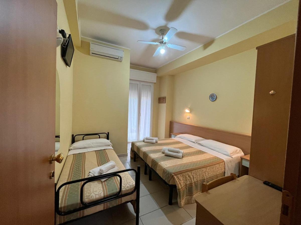 Hotel Valparaiso Римини Екстериор снимка