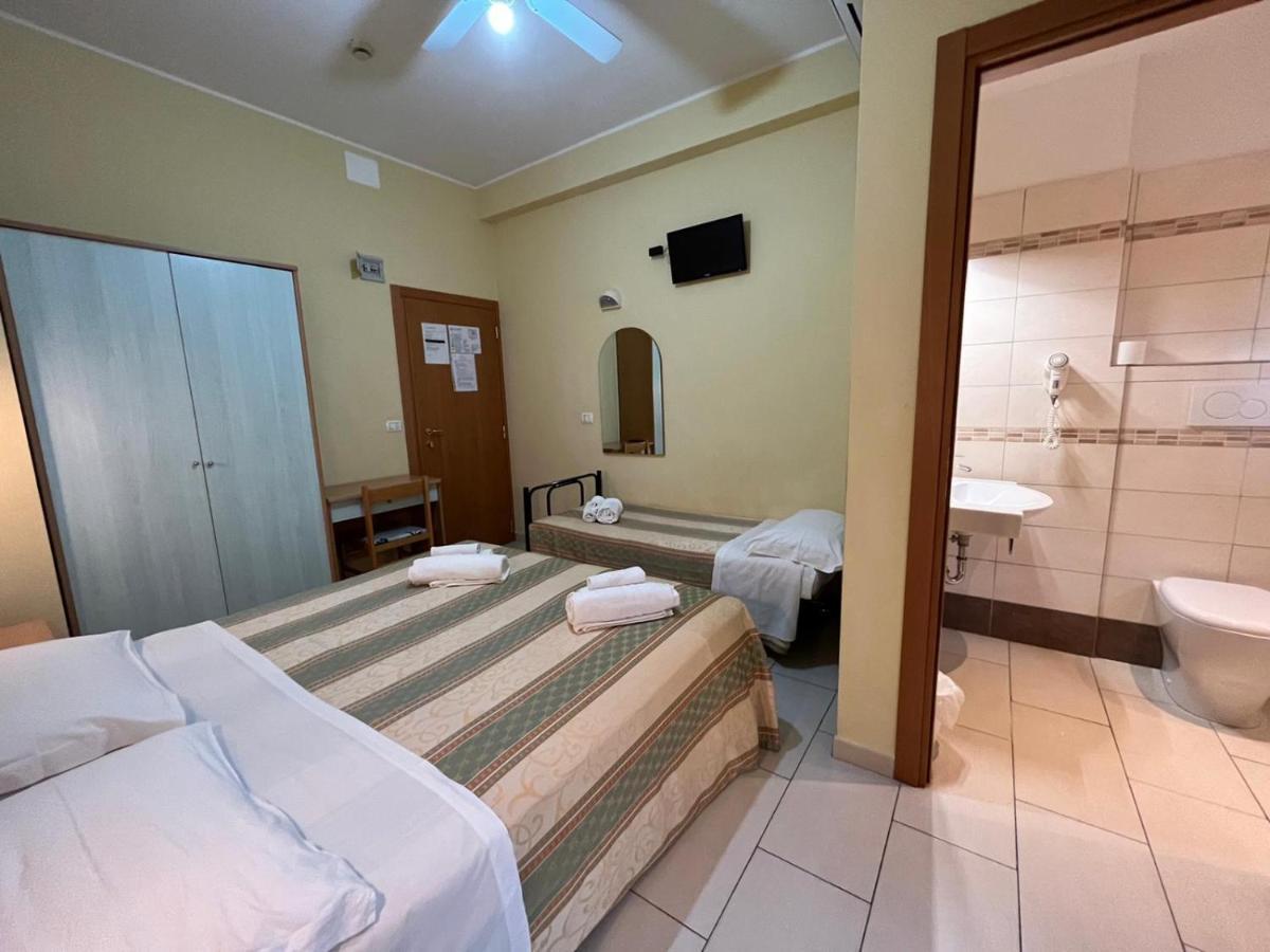 Hotel Valparaiso Римини Екстериор снимка