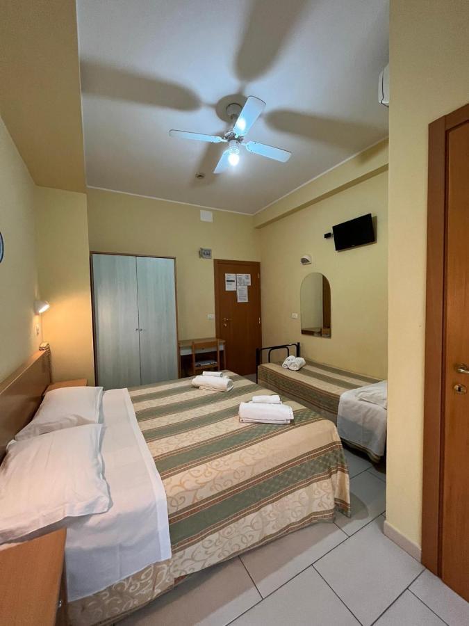 Hotel Valparaiso Римини Екстериор снимка