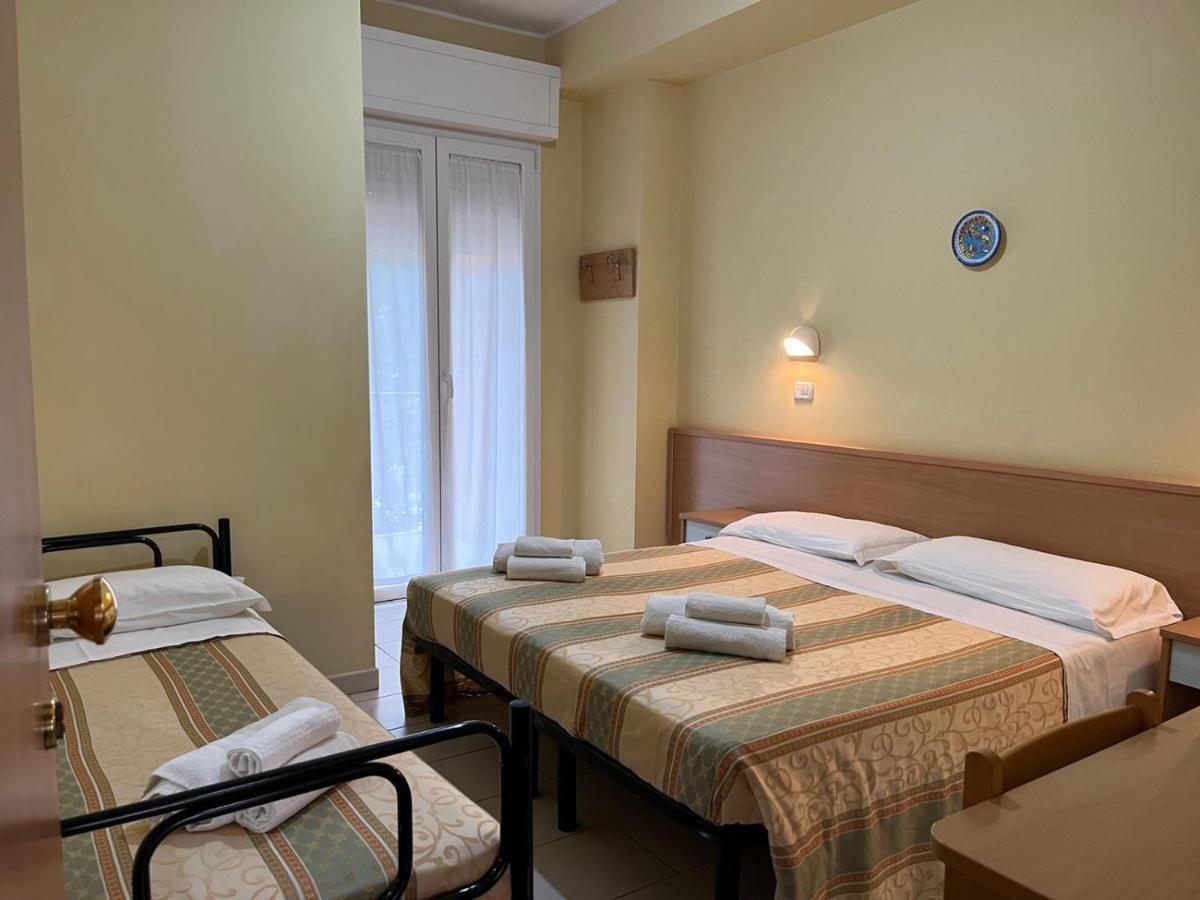 Hotel Valparaiso Римини Екстериор снимка