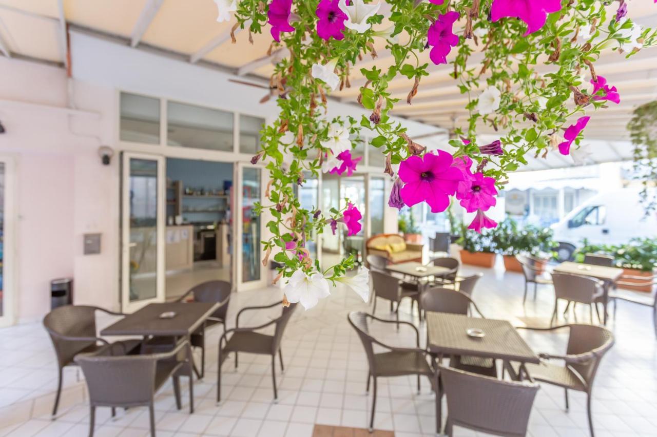 Hotel Valparaiso Римини Екстериор снимка