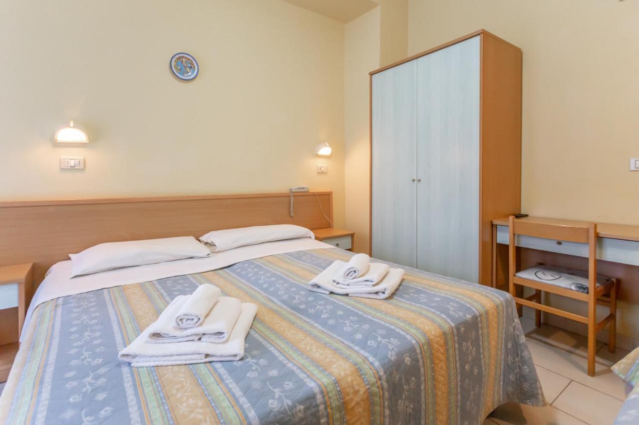 Hotel Valparaiso Римини Екстериор снимка