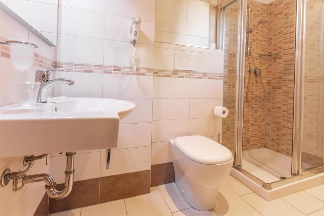 Hotel Valparaiso Римини Екстериор снимка