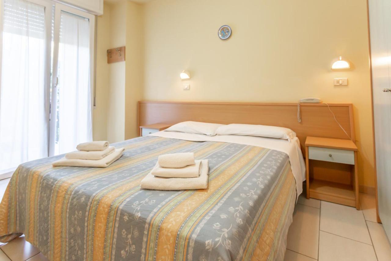 Hotel Valparaiso Римини Екстериор снимка
