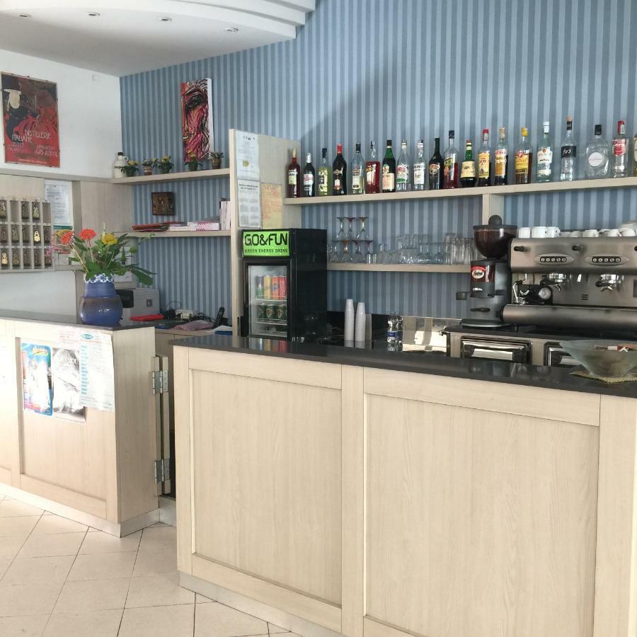Hotel Valparaiso Римини Екстериор снимка