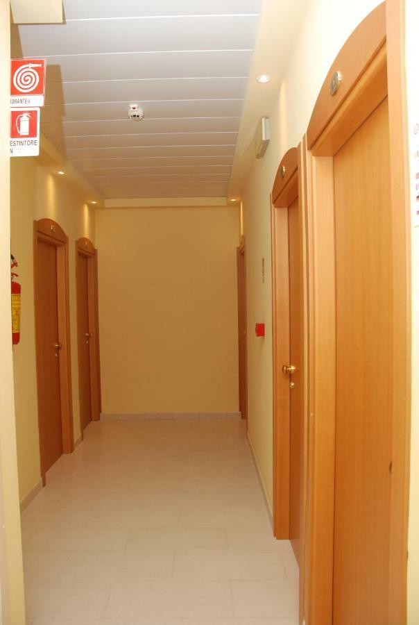 Hotel Valparaiso Римини Екстериор снимка